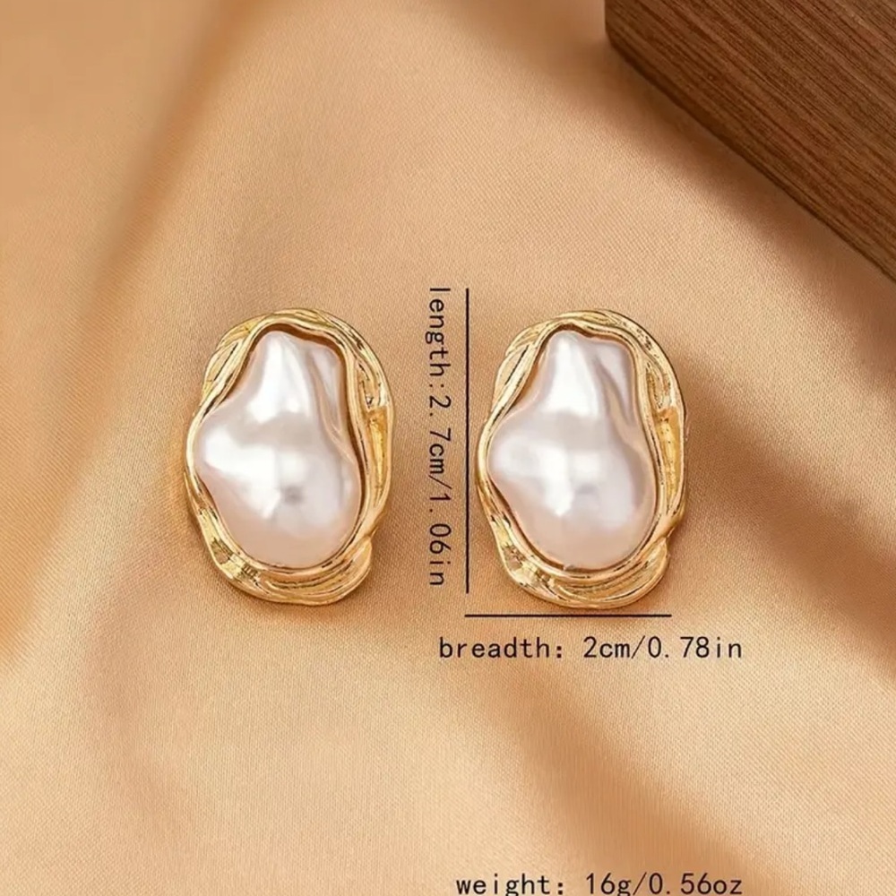 Elegant Gold and Pearl Earrings. Unique Vintage Stud earrings - Picture 5 of 5